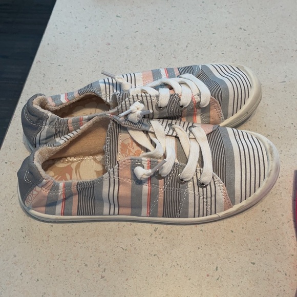 Roxy shoes - Picture 2 of 3